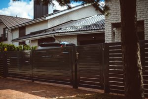 Penki žingsniai, padėsiantys pasiruošti kiemo tvoros ir vartų įrengimui