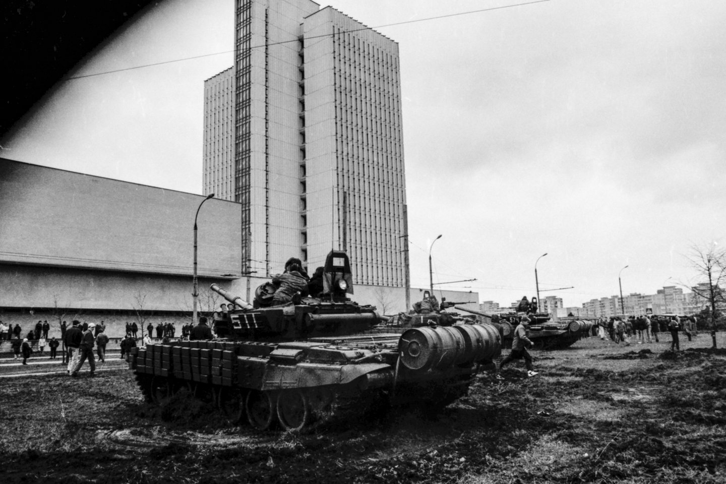 Tuo metu, kai iš Aukščiausiosios Tarybos buvo nešami paveikslai, sovietų kariai jau buvo užėmę Spaudos rūmus.<br>V.Ščiavinsko nuotr.