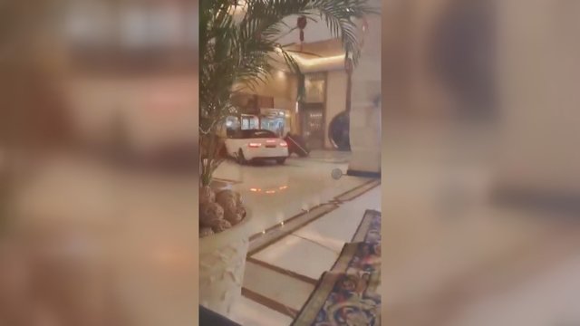 Į viešbutį – ne tik su lagaminu: Šanchajuje įpykęs vairuotojas automobiliu įvažiavo į vestibiulį