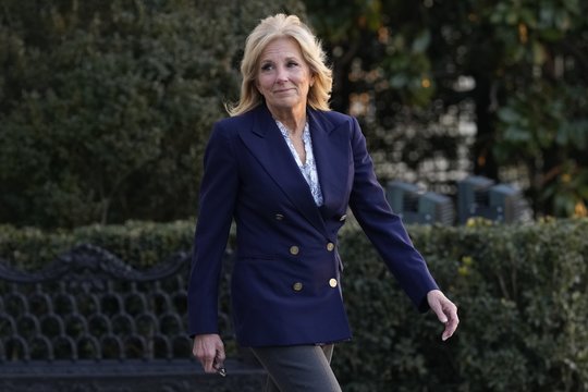 Jill Biden sėkmingai pašalinti du vėžiniai dariniai