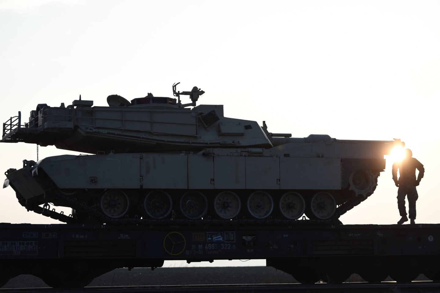  Lenkijos valstybinio transliuotojo naujienų portalas TVP.info ketvirtadienį pranešė, kad JAV gamybos tankai „Abrams“ ir šarvuočiai „Bradley“ jau keliauja į Lenkiją ir Lietuvą (asociatyvinė nuotr.)<br> AFP / Scanpix nuotr.