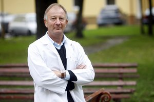 Gydytojas Jokūbas Fišas pravėrė savo piniginę: „Neturiu įpročio galvoti apie juodą dieną“