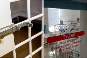 Raseiniuose dvimetės dukters sužalojimu įtariamos motinos teismas į laisvę nepaleido