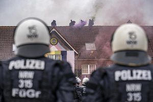 Vokietijos protestuotojai prieš anglies naudojimą šturmavo žaliųjų politiko biurą