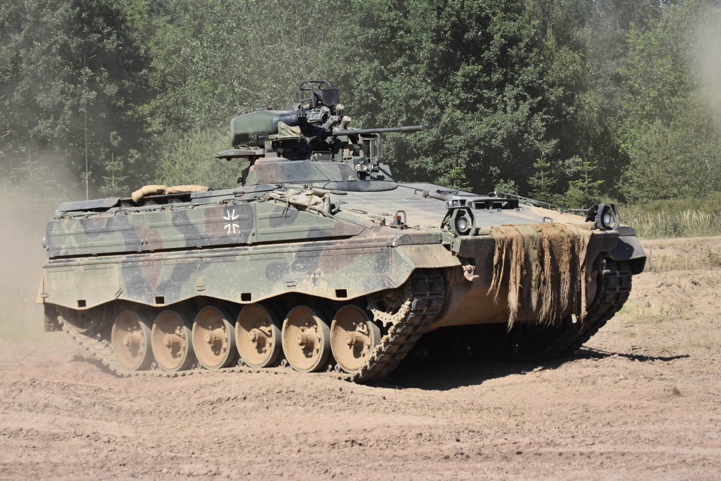 „Marder“ galint gabenti iš esmės lygiavertę ginkluotę kaip ir „Bradley“.