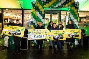 „Iki“ gimtadienio loterijos kulminacija: žaidimo nugalėtojai įteiktas didysis prizas