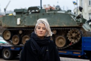 Katedros aikštėje šarvuotį pastačiusios menininkės performansas sulaukė pareigūnų dėmesio: viską nutraukė