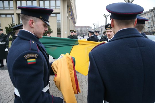  Valstybės vėliavos pakėlimo ceremonija Nepriklausomybės aikštėje.<br> R.Danisevičiaus nuotr.