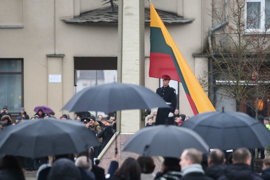  Valstybės vėliavos pakėlimo ceremonija Nepriklausomybės aikštėje.<br> R.Danisevičiaus nuotr.