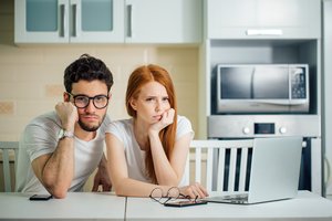 Tyrimas atskleidė liūdną tiesą apie poras, dirbančias iš namų