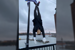 Švedijos premjeras pasmerkė pašiepiančią R. T. Erdoganą vaizduojančios lėlės egzekuciją