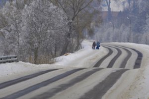 Perspėja vairuotojus: vietomis matomumas sumažėjęs, o keliai – drėgni ir provėžuoti