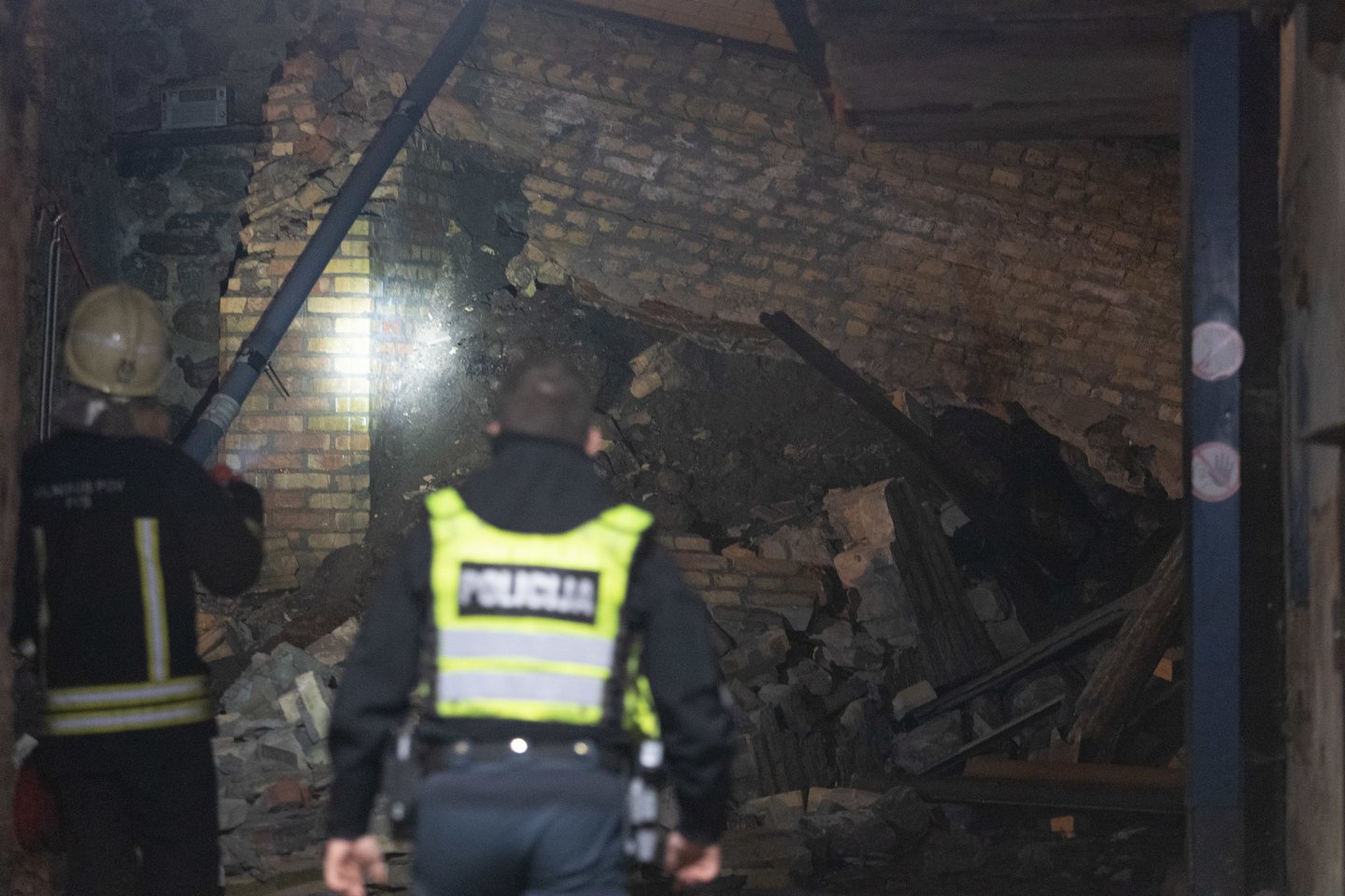 Penktadienio vakarą gauta informacija apie įvykusią atraminės sienos ir šalia esančio daugiabučio gyvenamojo namo avariją Vilniuje, Užupio gatvėje.<br>Andriaus Ufarto (ELTA) nuotr.