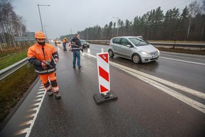 Atkirto pasipiktinusiems dėl kelininkų darbo: ne visada galima darbuotis naktį ar neužblokuoti eismo