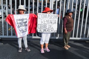 Peru tęsiantis protestams prezidentė žada nesitraukti