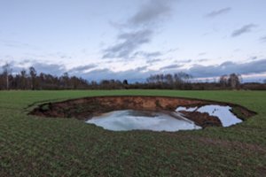 Biržų rajone atsivėrė smegduobė rekordininkė: dydis – įspūdingas