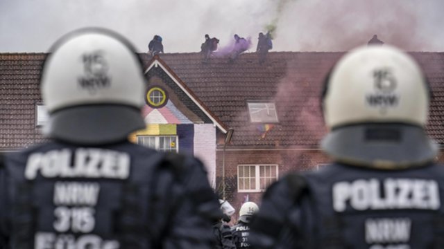 Maždaug 6 tūkst. protestuotojų, įskaitant G. Thunberg, per lietų žygiavo Reino-Vestfalijos žemėje