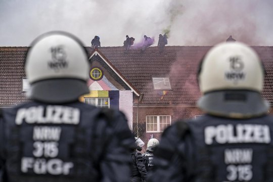 Maždaug 6 tūkst. protestuotojų, įskaitant G. Thunberg, per lietų žygiavo Reino-Vestfalijos žemėje