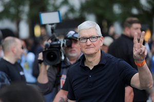 Po kritikos „Apple“ vadovo T. Cooko alga bus sumažinta daugiau nei 40 proc.