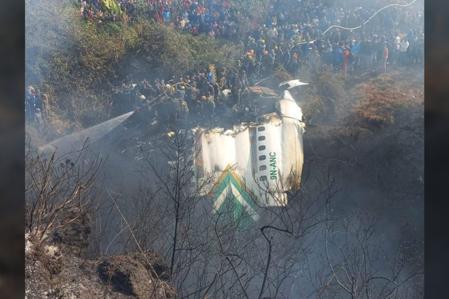​Nepale nukritus lėktuvui, kuriuo skrido 72 žmonės, žuvo mažiausiai 29 žmonės, tačiau liko išgyvenusiųjų, sekmadienį pranešė pareigūnas.<br>„Twitter“ nuotr.