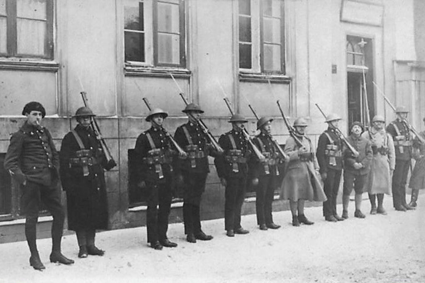 Prancūzai Klaipėdoje prie prefektūros. 1922 m.<br>MLIM nuotr.
