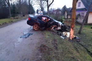 Biržų rajone jaunuolio BMW rėžėsi į medį: žuvo kartu važiavęs keleivis