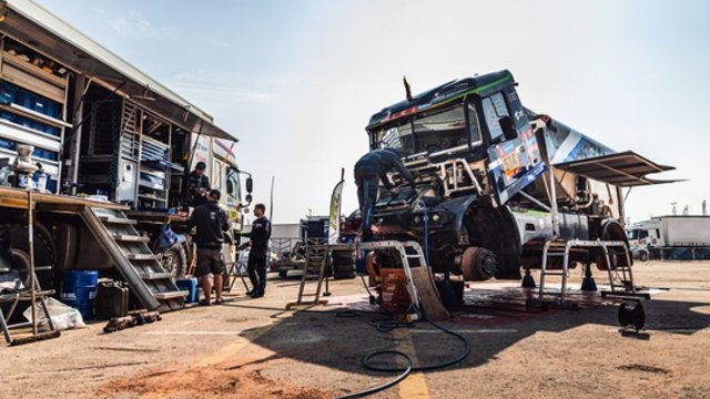 Rizika nebetausoti technikos davė vaisių – „Constra Racing“ ekipažas laimėjo Dakaro ralio epilogą