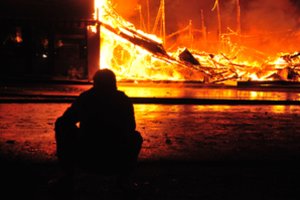 Naktį Kaune kilo didžiulis gaisras: liepsnojo apie 100 kv. metrų plotas Palemono keramikos gamyklos ceche