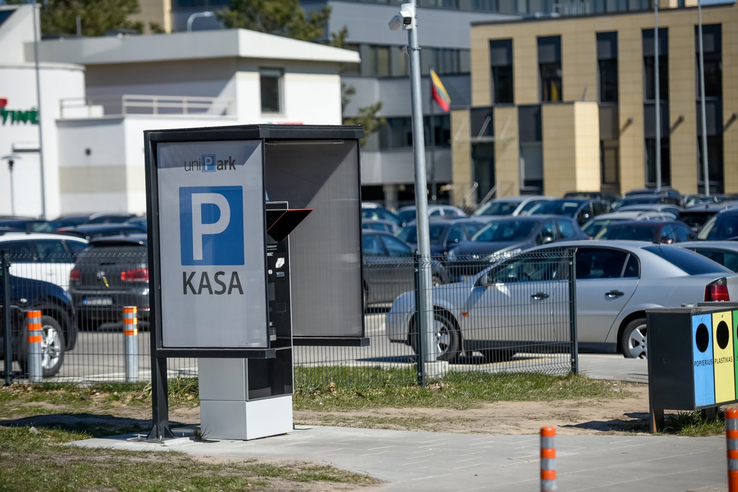 Nuo sausio 16 d. Vilniuje įsigalioja automobilių parkavimo pokyčiai – naujai apmokestinamos automobilių stovėjimo vietos.<br>D.Umbraso nuotr.