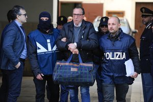 Italijoje suimtas tris dešimtmečius besislapstęs mafijos bosas M. Messina Denaro