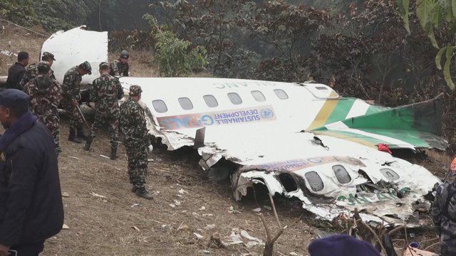 Po Nepalą sukrėtusios aviakatastrofos – niūrios gelbėtojų prognozės: išsigelbėjusiųjų tikimybę prilygina nuliui