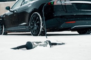 Po žinios apie mažinamas „Tesla“ elektromobilių kainas – lietuvių reakcija: taip galima ir nudegti