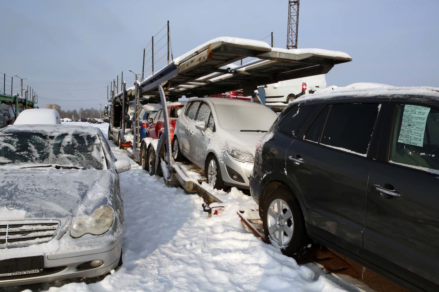 Iškritus sniegui ar keliams pasidengus ledu, lietuviai susirūpina dėl savo saugumo ir pradeda domėtis didesnio pravažumo automobiliais.<br>M.Patašiaus nuotr.