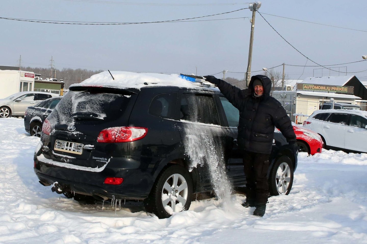 Iškritus sniegui ar keliams pasidengus ledu, lietuviai susirūpina dėl savo saugumo ir pradeda domėtis didesnio pravažumo automobiliais.<br>M.Patašiaus nuotr.
