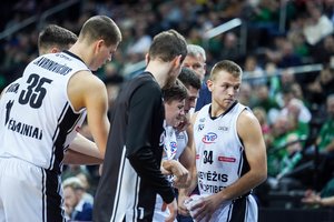 „Pieno žvaigždžių“ duobė tęsiasi – parklupdyti ir Kėdainiuose