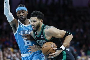 Jaysonas Tatumas siautėjo Šarlotėje, o sezono lyderis „Celtics“ pratęsė pergalių seriją iki šešių