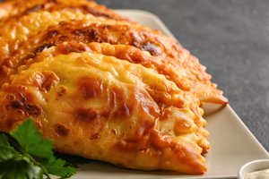 Turbūt pati geriausia čeburekų tešla: receptas, kuris dar nieko nenuvylė