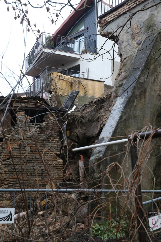 Sausio 13 d. Paupio gatvėje nuvirto atraminė siena. <br>R.Danisevičiaus nuotr.