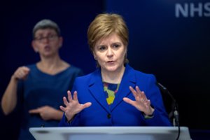 Bręsta naujas konfliktas: JK vyriausybė blokuos prieštaringai vertinamą Škotijos lyčių įstatymo projektą