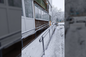 Klaipėdietė nustėrusi – jai nežinant po langais sumontavo nuovažą: „Vagims bus labai patogu“