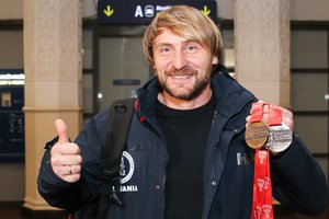 Dar vienas lenktynininkas grįžo iš „Dakaras 2023“ ralio – Vilniuje pasitiktas Laisvydas Kancius