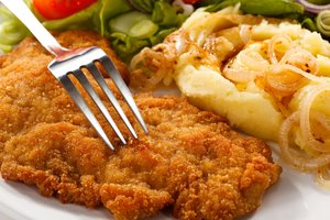 Išsikepkite šnicelį, karbonadą ar muštinį: mėsininkas pasidalijo receptais