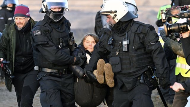 Vokietijoje per protestą sulaikyta aktyvistė G. Thunberg – policininkai išnešė ant rankų