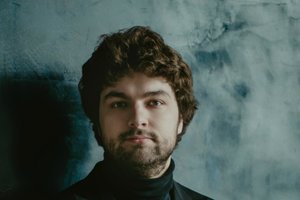 Lietuvos valstybinio simfoninio orkestro gimtadienio koncerte – pianistas Lukas Geniušas ir įspūdinga vakaro programa