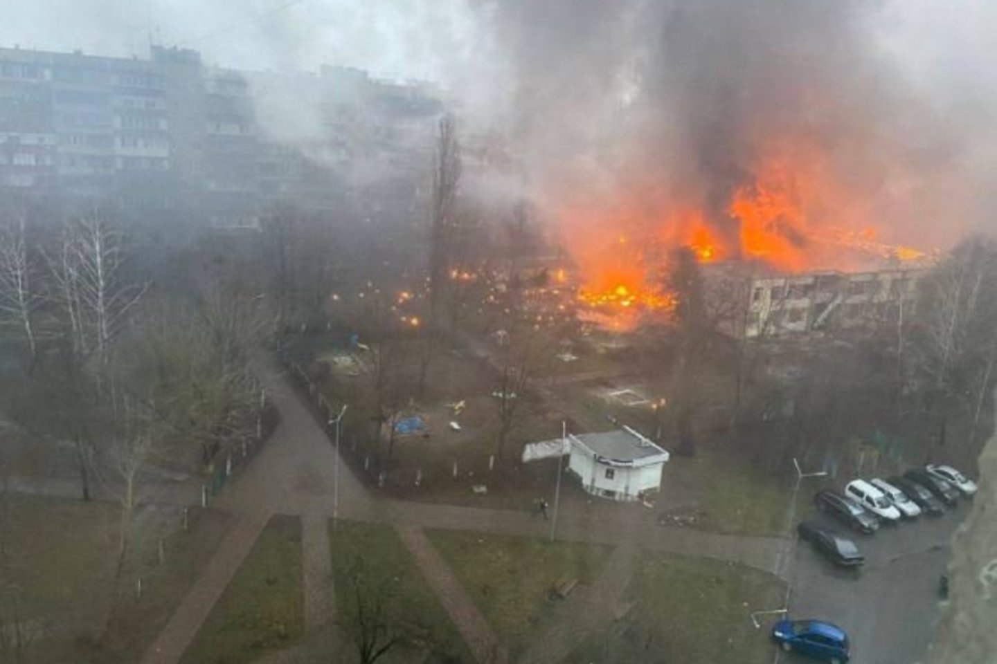 Kijevo srityje prie vaikų darželio nukrito sraigtasparnis.<br>CAPLIENKO_UKRAINE FIGHTS nuotr.