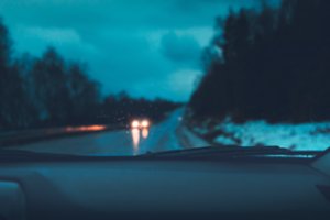 Netinkamas žibintų naudojimas kelia pavojų pėstiesiems: ekspertas atskleidžia vairuotojų daromas klaidas