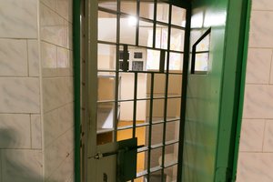 Už grotų siunčiamas draugę kankinęs ir jos kaimyną per langą išstūmęs panevėžietis