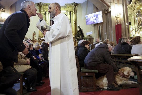 Ispanai ir meksikiečiai tęsia ilgametę tradiciją: šeimininkai plūsta į bažnyčias pašventinti augintinių