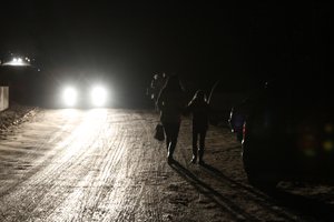 Dizaineriams taip pat rūpi, ar būsime matomi tamsoje: kuria ne tik atšvaitus, bet ir šviesą atspindinčias pirštines 