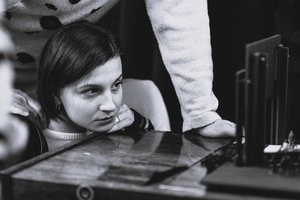 „Barbarų“ premjera Jaunimo teatre: kodėl suvokdami didžiąją neteisybę dažnai pamirštame žmogiškumą?